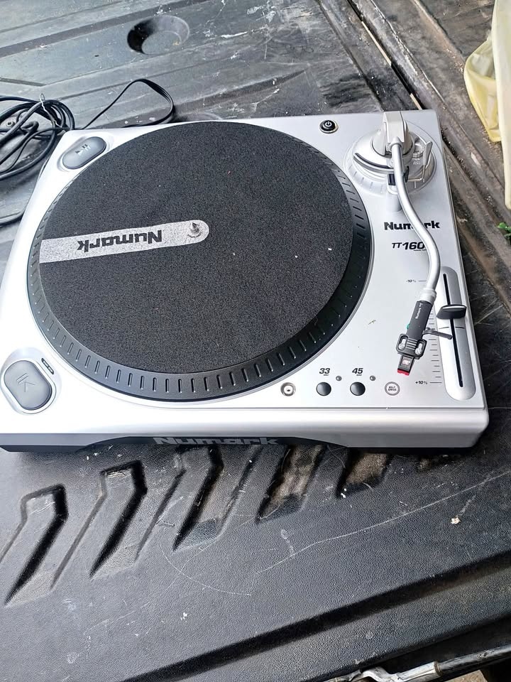 Numark TT1600 Professional Turntable