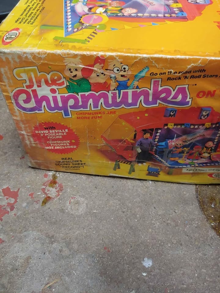 vintage chipmunks van set up - photo 4