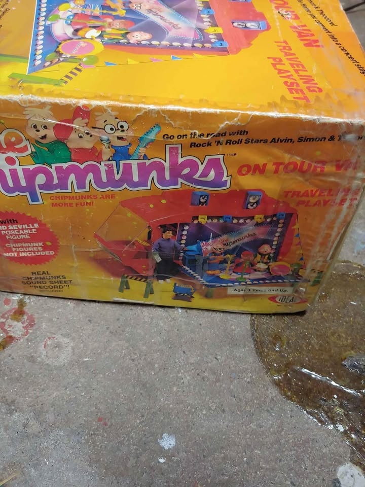 vintage chipmunks van set up - photo 5