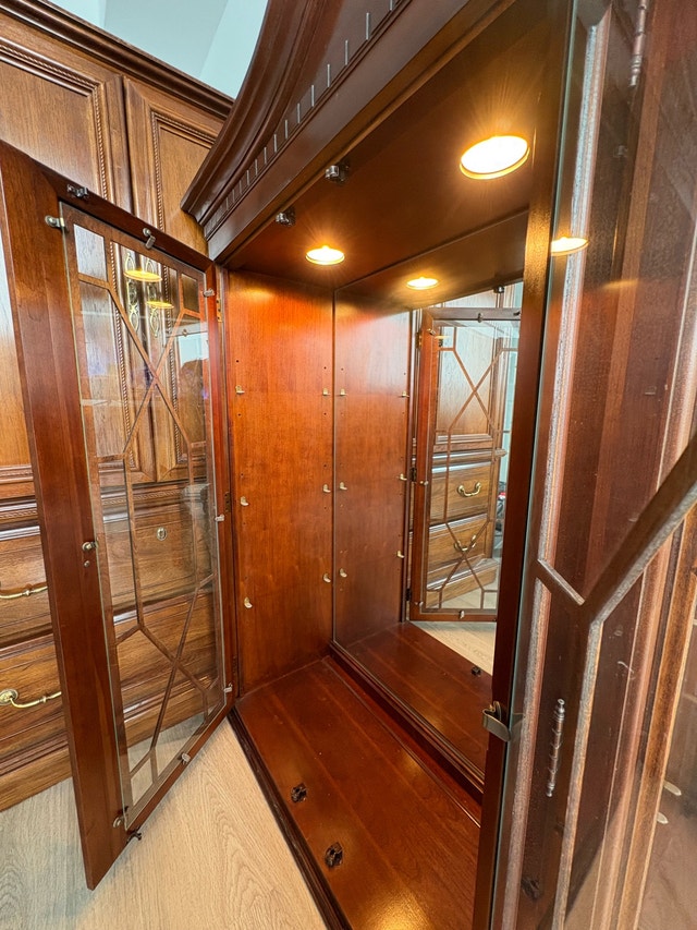 Thomasville Buffet Cabinet/Hutch - photo 5