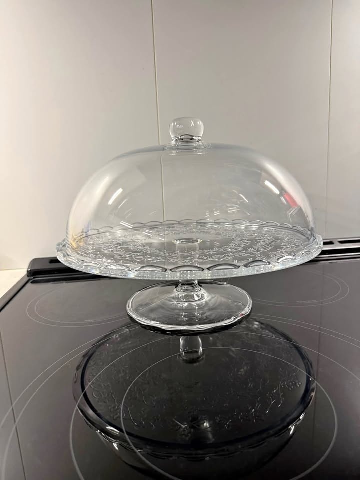 Glass cake stand