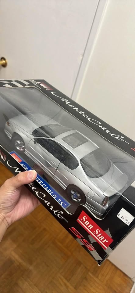 Sunstar Chevy MonteCarlo SS 1/18 - photo 4
