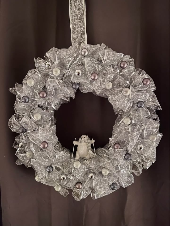 Newly handcrafted pre Lit-up 20-24 inches Christmas wreath - photo 2