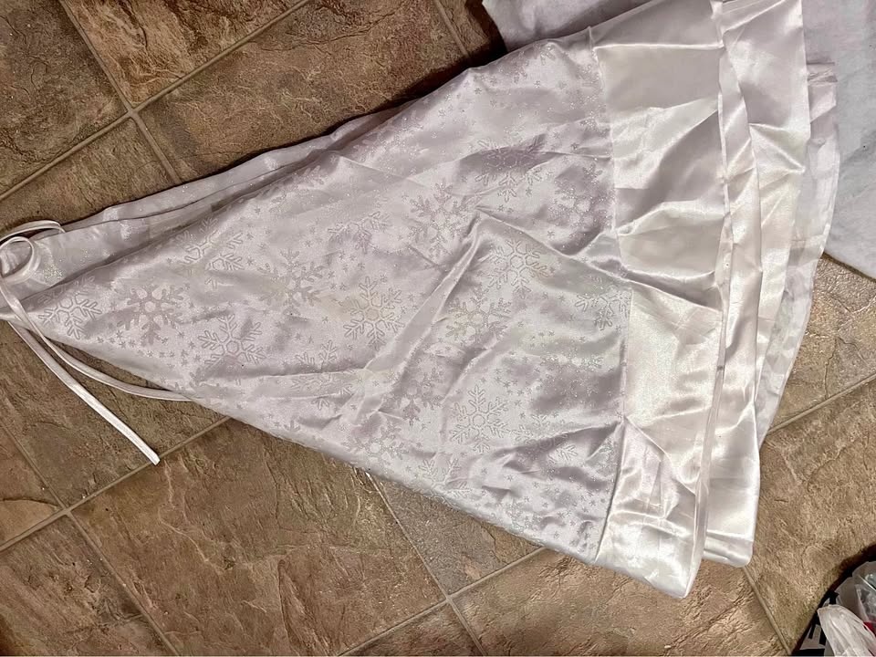 2 Large Christmas tree skirts - Christmas decoration