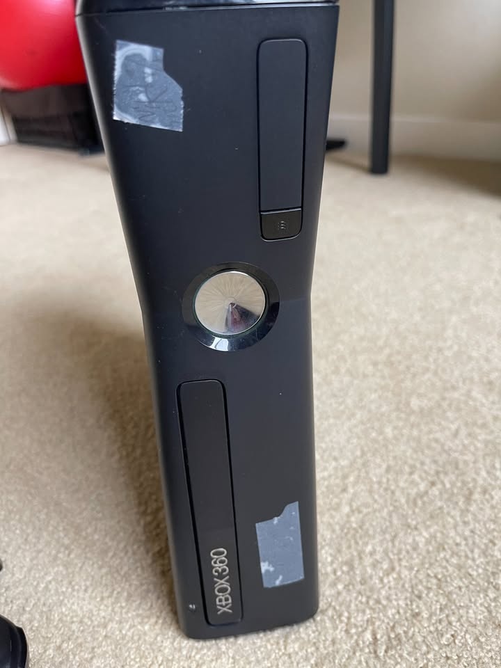 Xbox 360 S and accessories - photo 2