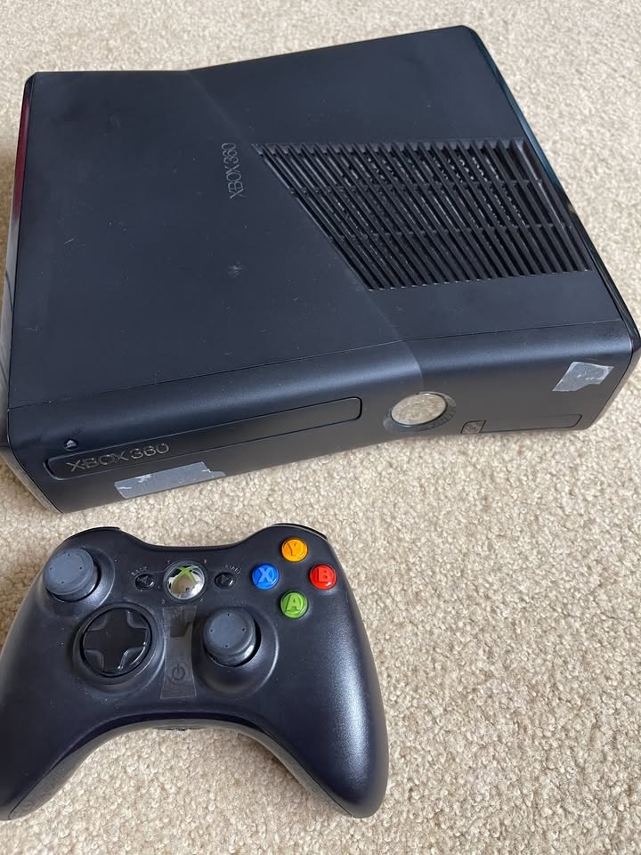Xbox 360 S and accessories - photo 3