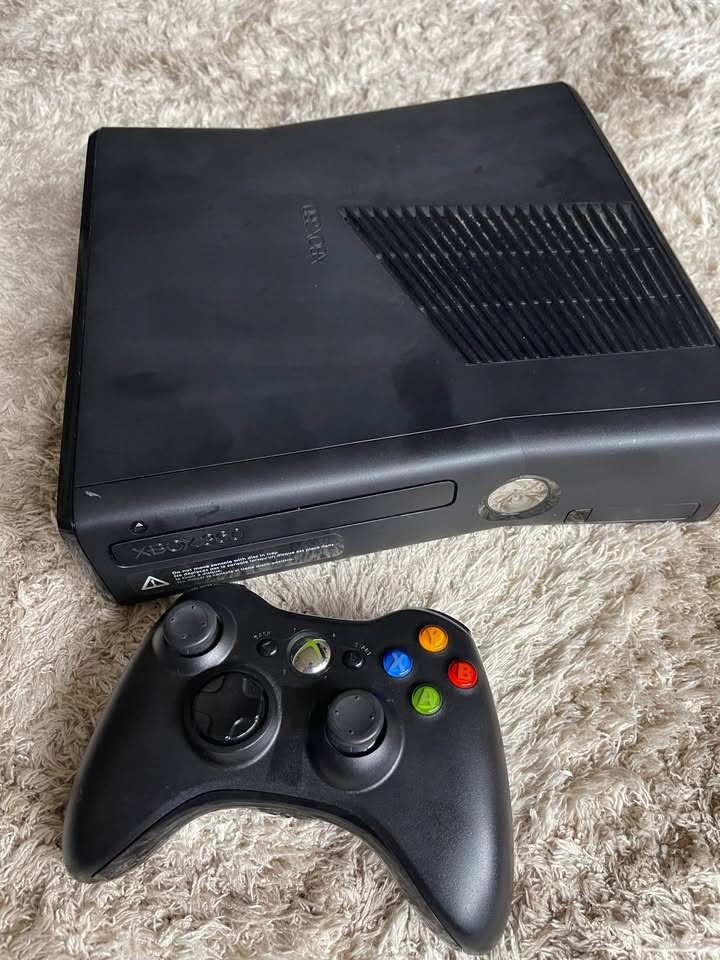 Xbox 360 S and accessories - photo 4