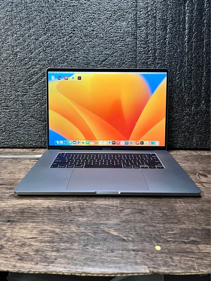 16GB 1TB 16” MacBook Pro 2.3Ghz i9 8Core Model