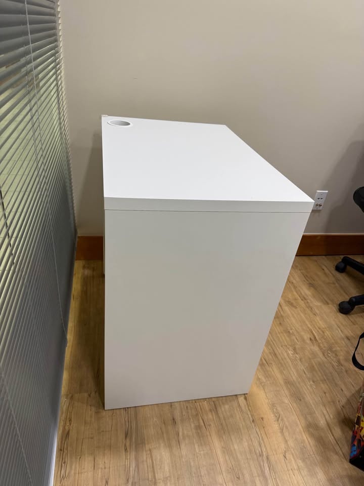 Small white (IKEA) desk - photo 2