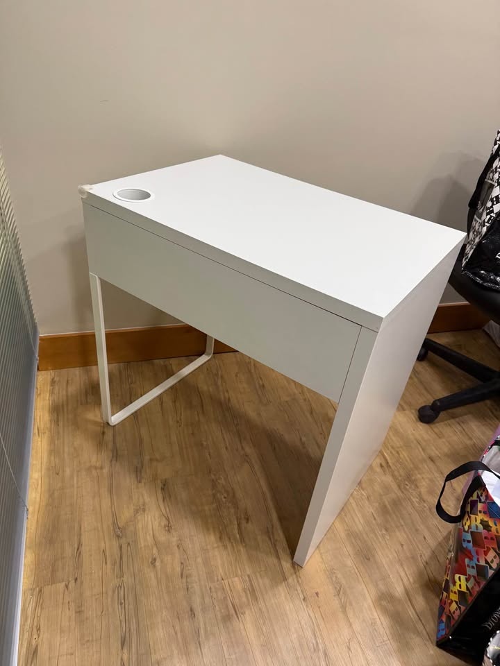 Small white (IKEA) desk - photo 3