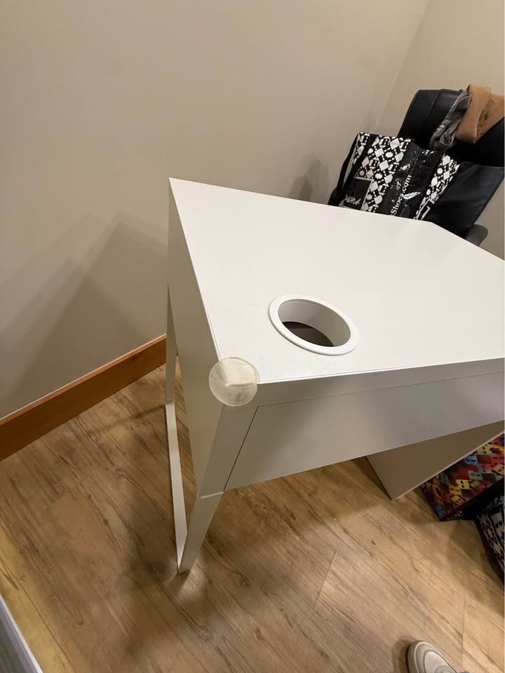 Small white (IKEA) desk - photo 4