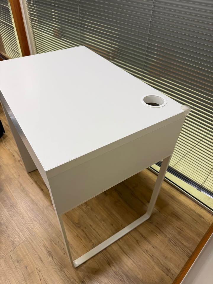 Small white (IKEA) desk - photo 5