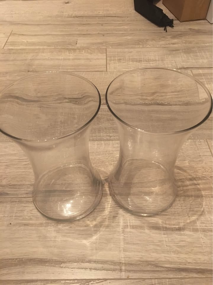 2x glass Vases