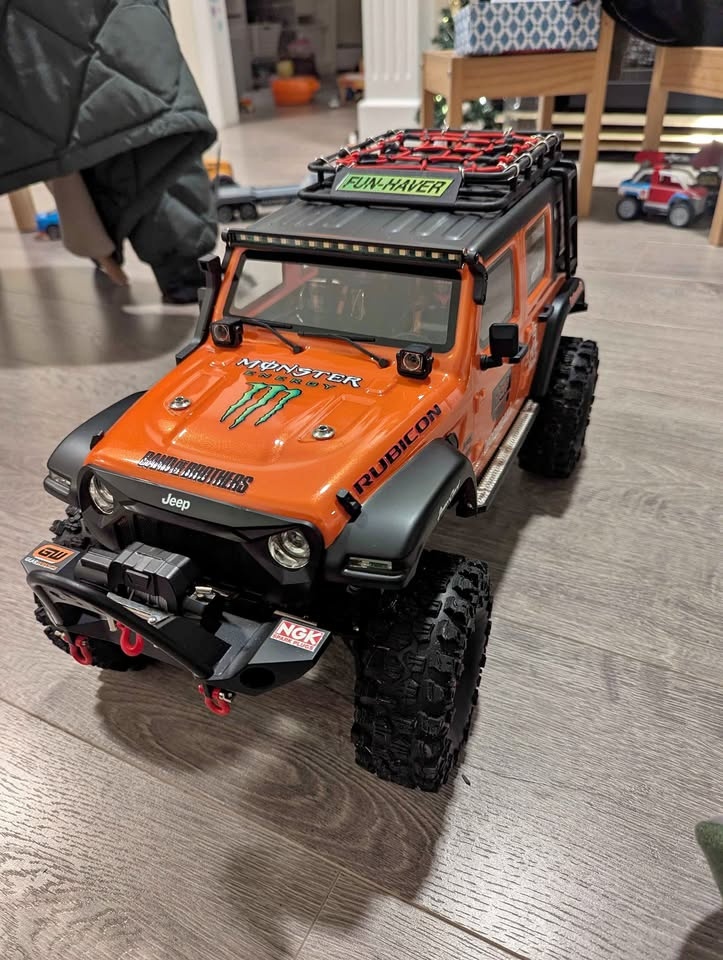 WL Toys 104010 Jeep Wrangler 1:10 RC Crawler