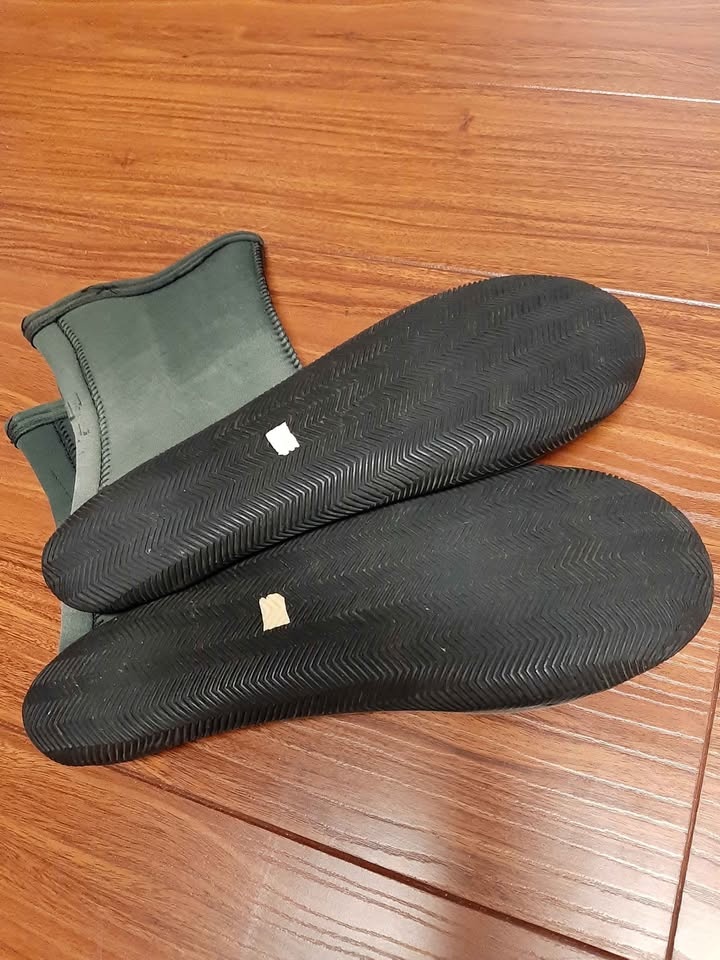Mens size 9 water socks - photo 2