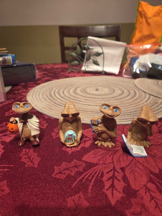 E.T. Figures