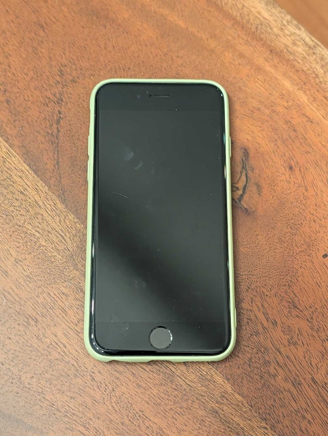 Apple iPhone 6s 16GB + Case - Great Condition