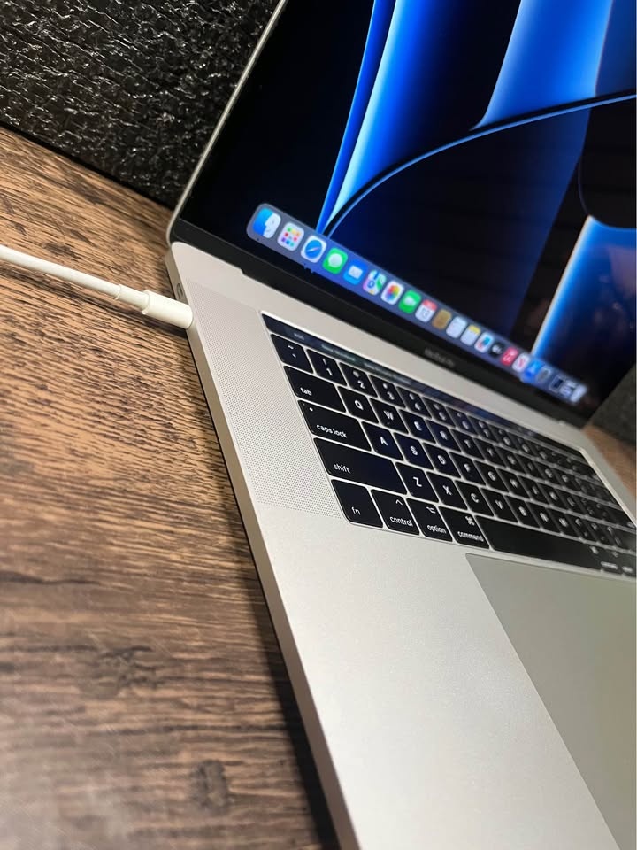 Macbook Pro 15” Touchbar - photo 2