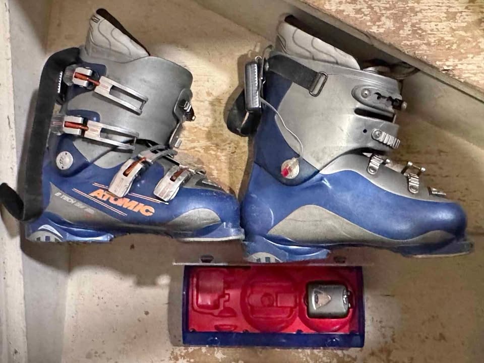 Atomic heated downhill ski boots with charger and bag