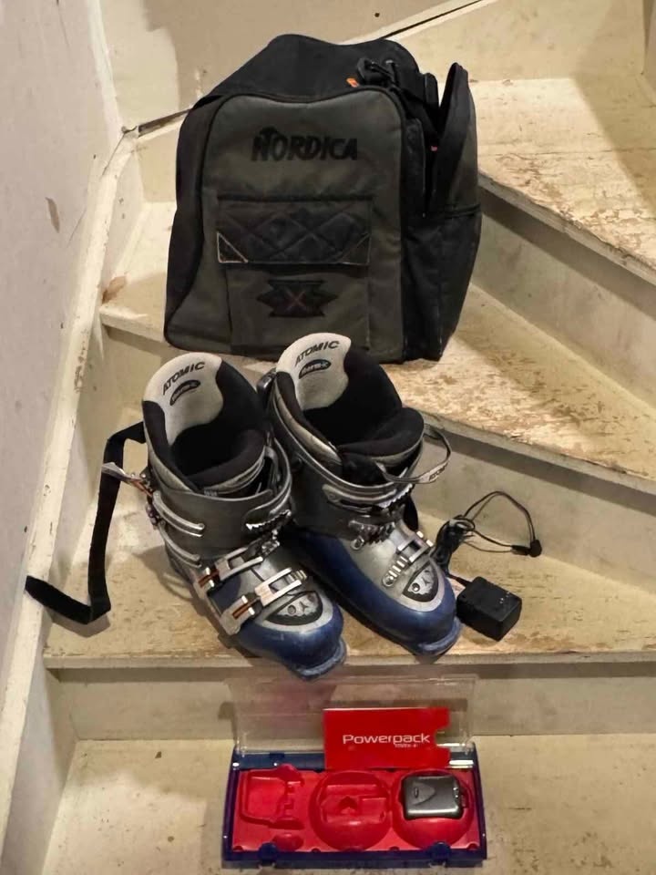Atomic heated downhill ski boots with charger and bag - photo 2
