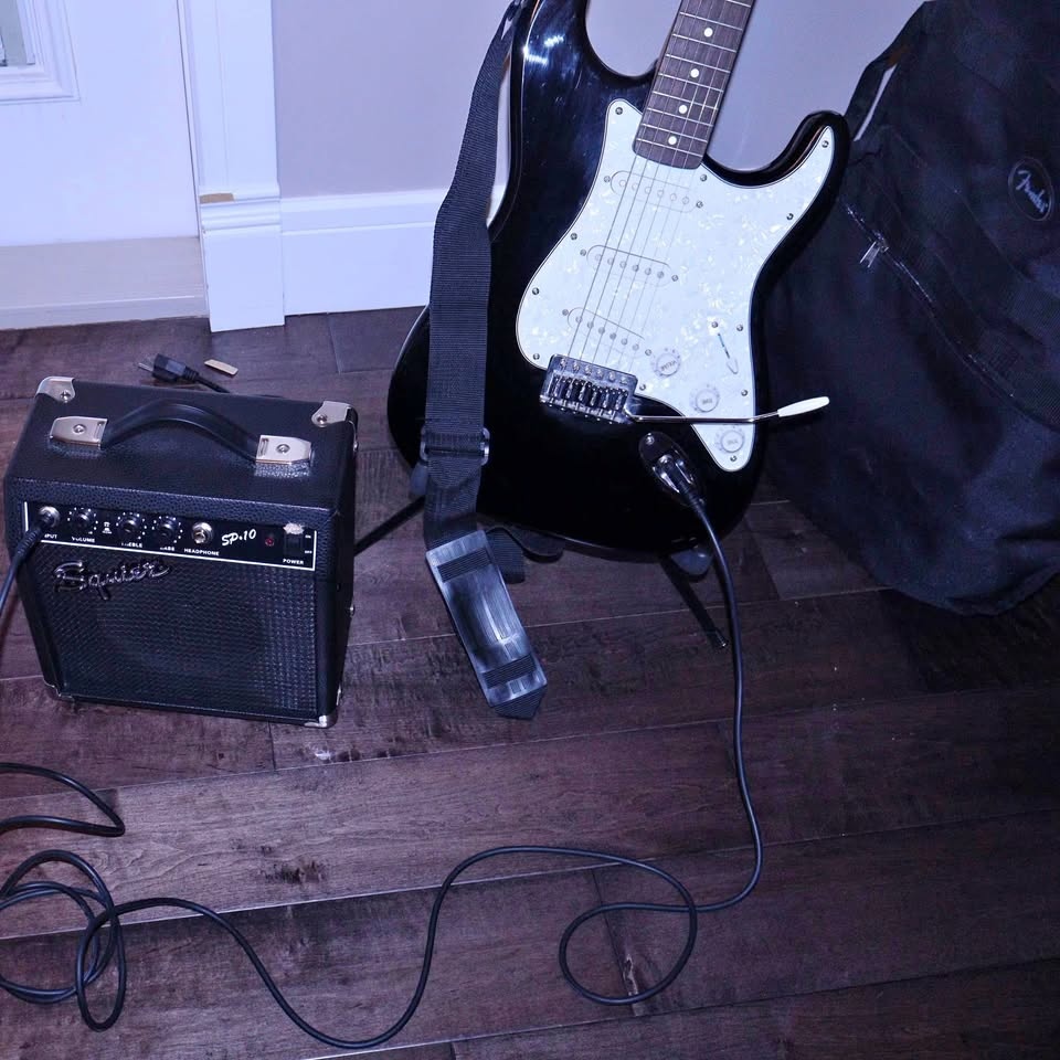 Fender Squier Strat Guitar Bundle