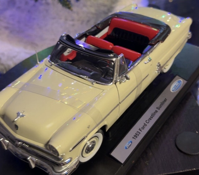 1953 Ford Crestline Sunliner - photo 2