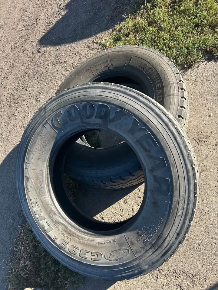 2 trailer tires 11-22.5 - photo 2