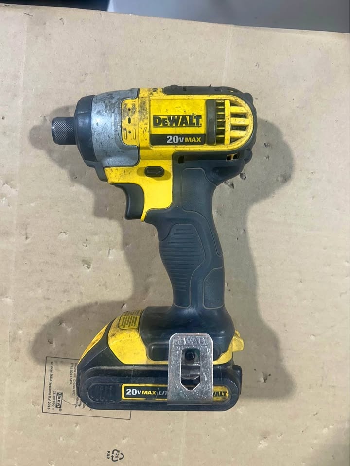 DCF885 impact drill