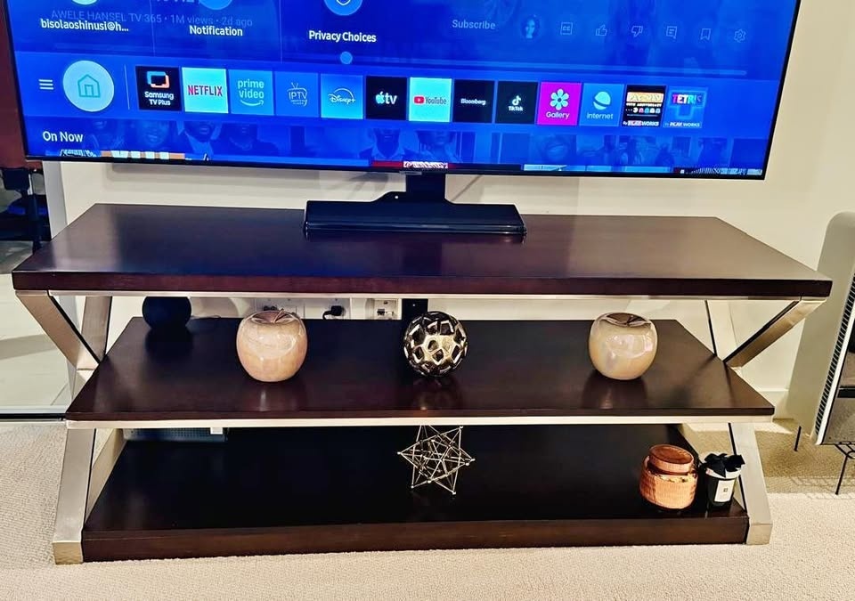 65” SAMSUNG SMART TV [WITH A FREE 3-in-1 TV Stand]