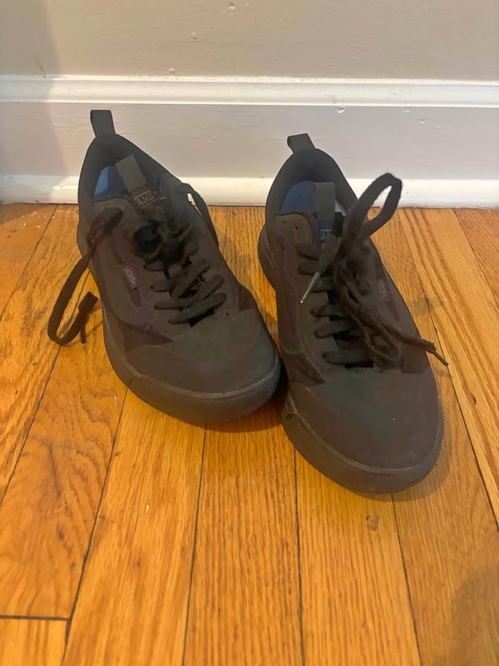 Vans Ultra Range Sneaker (SIZE WOMENS 9 or MENS 7)