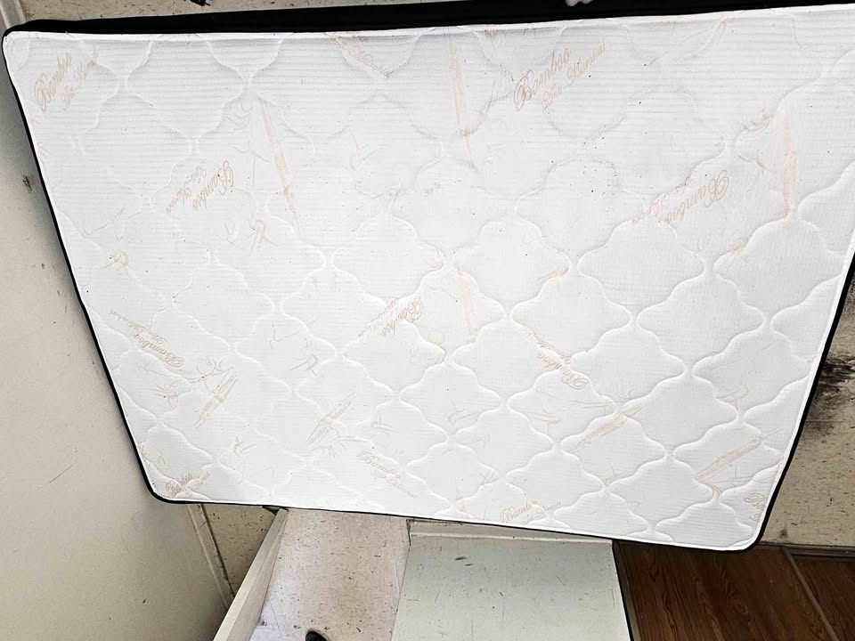 🥕 9.5-inch spring mattress.Used less than 4 months