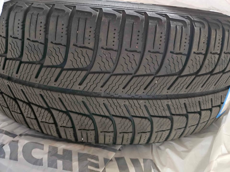 4 Michelin X- Ice Winter tires WITH rims