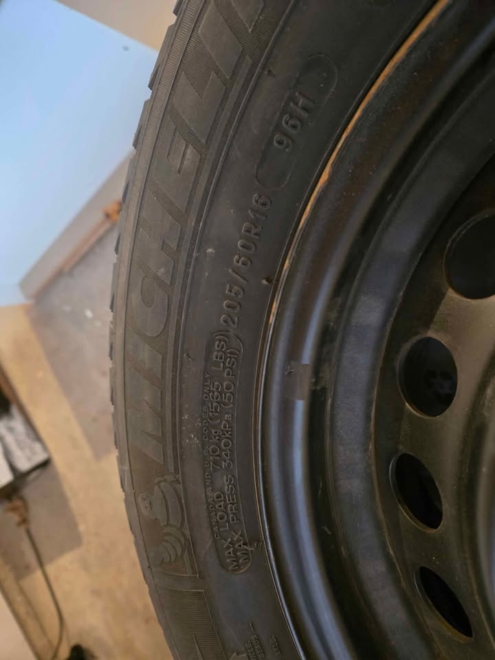 4 Michelin X- Ice Winter tires WITH rims - photo 3