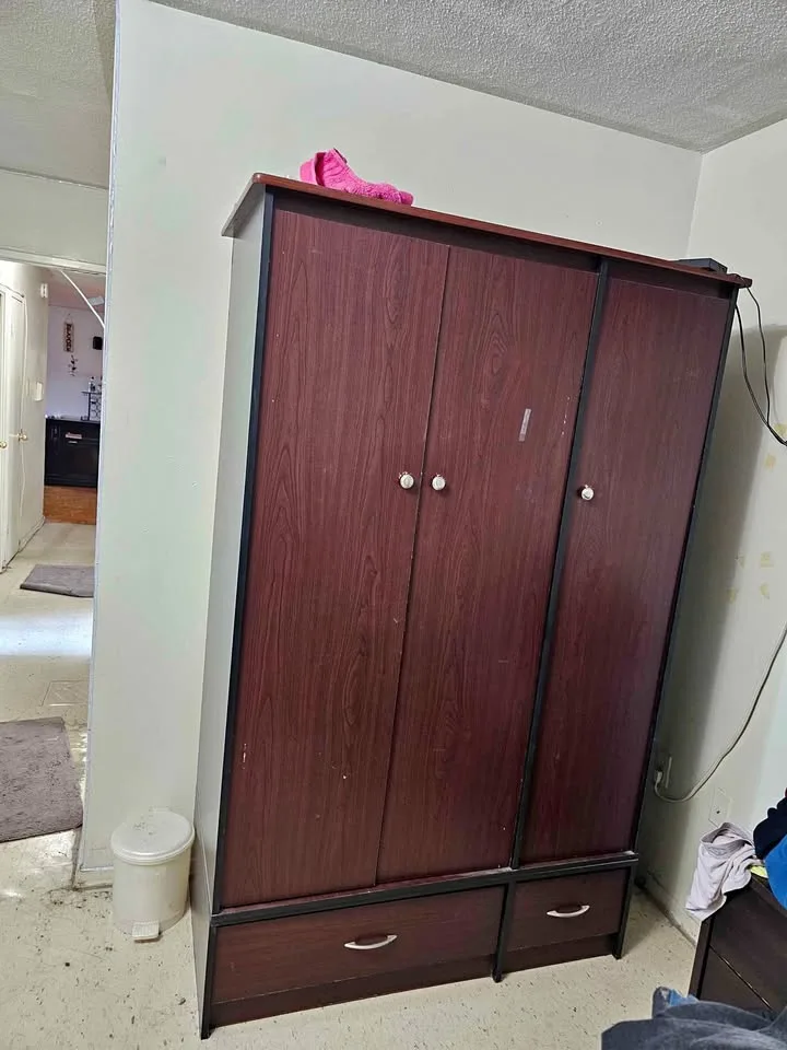 🥕 3 door wooden cupboard with lots of space price negotiable) thumbnail