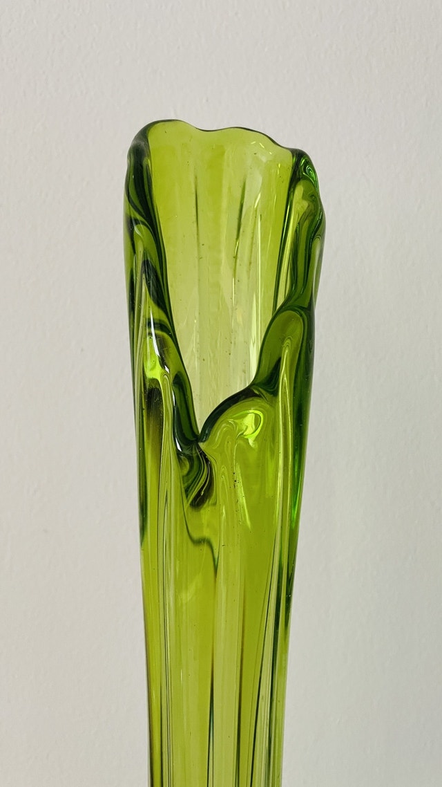 Vintage LE Smith Art Glass Swung Bud Vase - photo 4