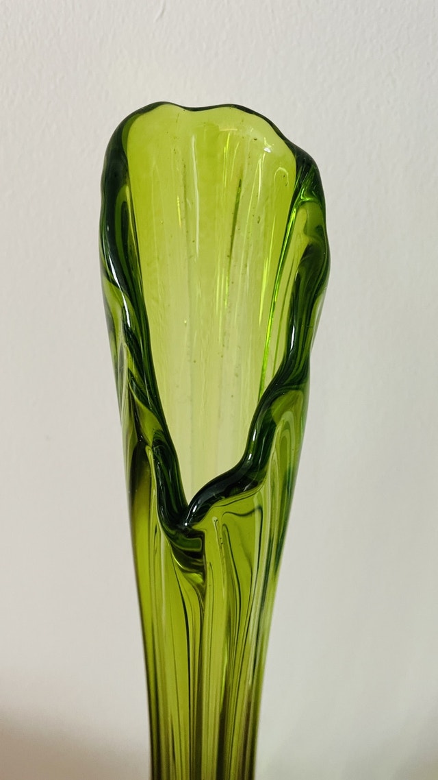 Vintage LE Smith Art Glass Swung Bud Vase - photo 5