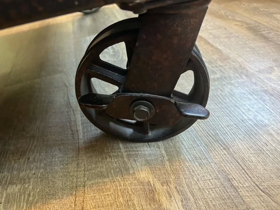 coffee table barn industrial vintage look - photo 5