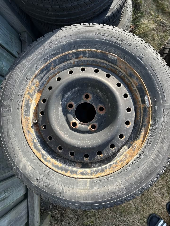 Set of 4 Michelin Winter Tires 195/65/15 - photo 2