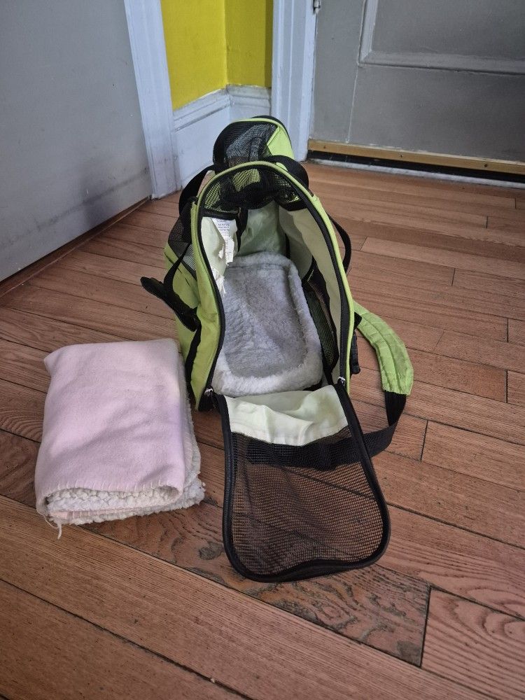 Green Pet Carrier Bag With Free Blanket - photo 3