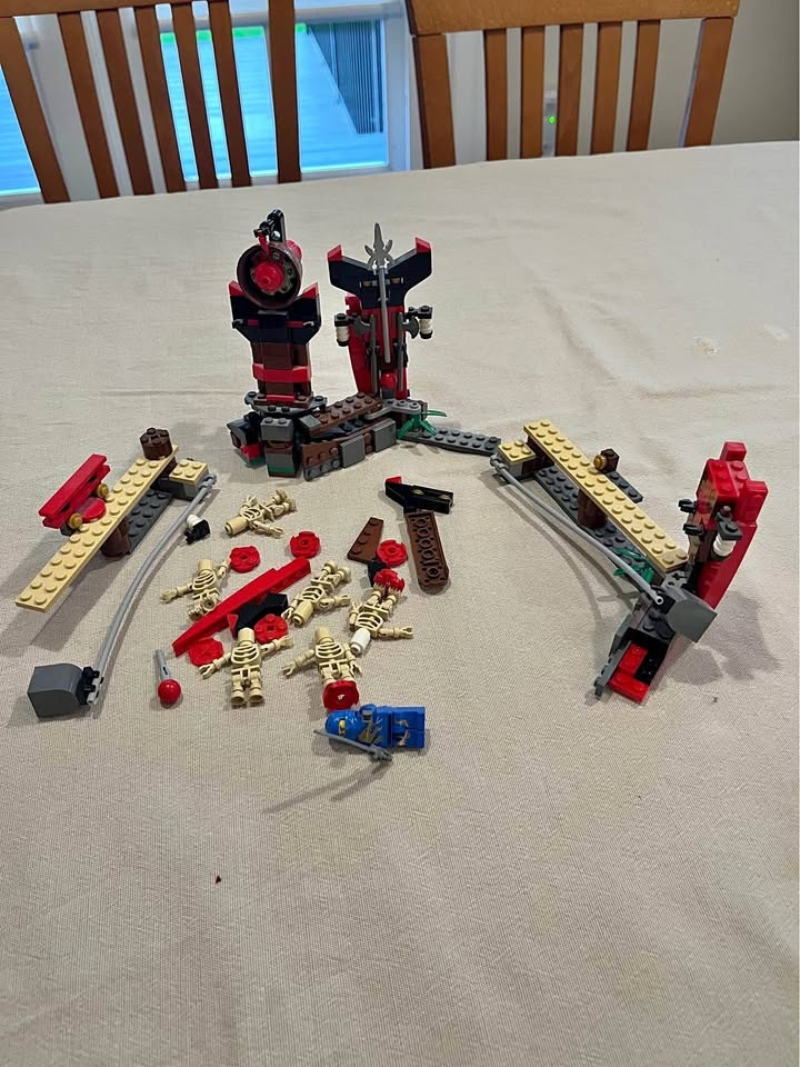 Lego Ninjago: Skeleton Bowling (2519) - Instructions Included -