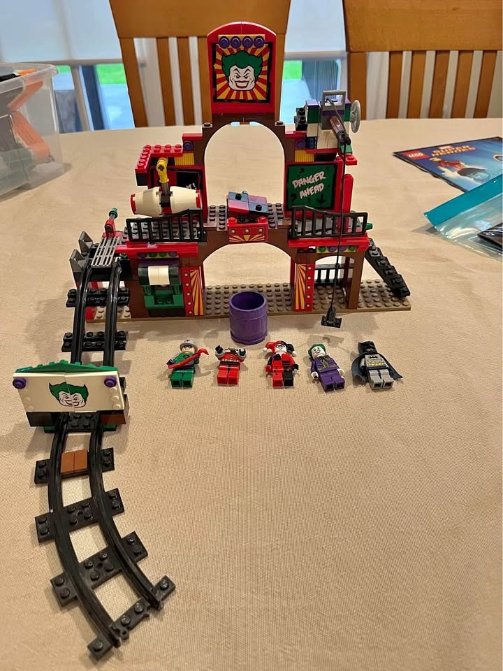 Lego DC Comics Super Heroes: The Dynamic Duo Funhouse Escape