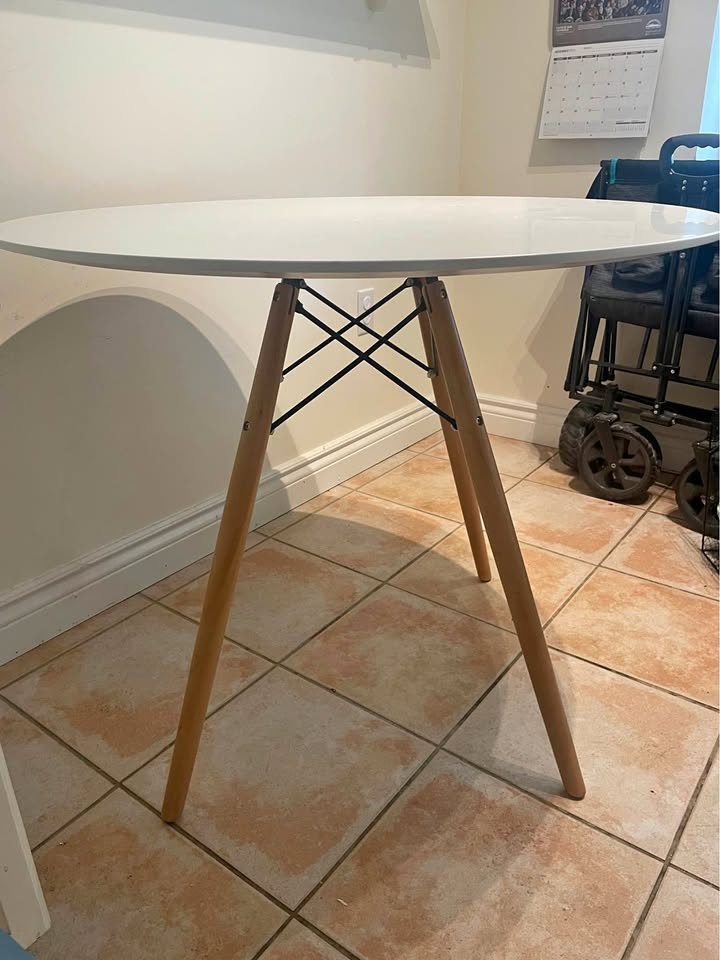 Structube White Eiffel circular table