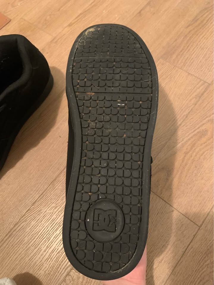 men DC skate shoes New - photo 4