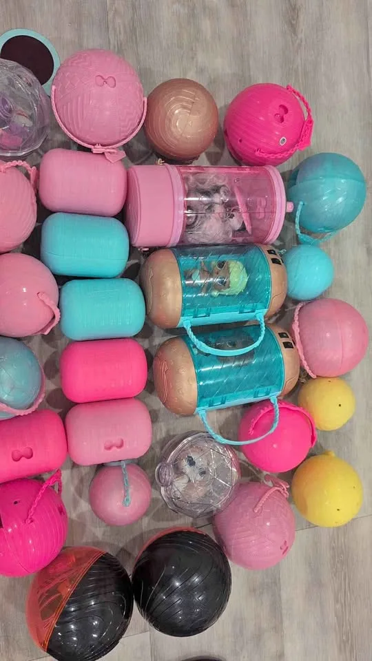 Lot of 23 LOL Dolls and 6 wigs and outfits boxes thumbnail