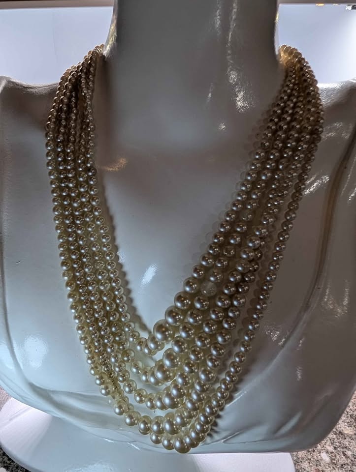 Lot of Vintage Pearl Jewelry pick up in Spruce Grove - photo 2