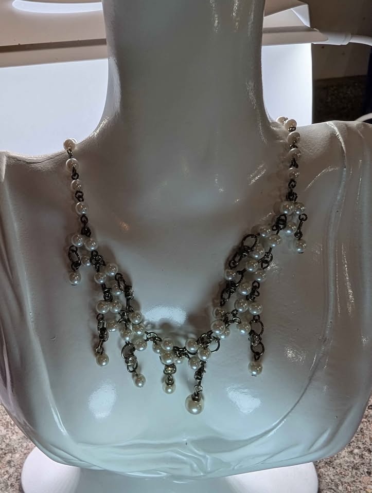 Lot of Vintage Pearl Jewelry pick up in Spruce Grove - photo 3