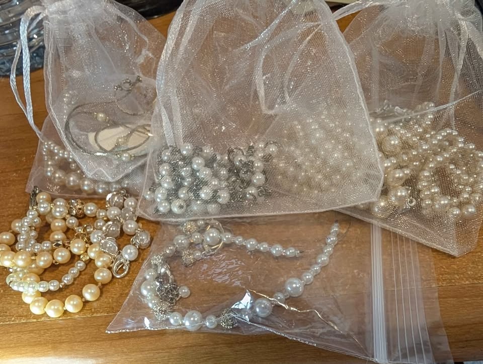 Lot of Vintage Pearl Jewelry pick up in Spruce Grove - photo 4