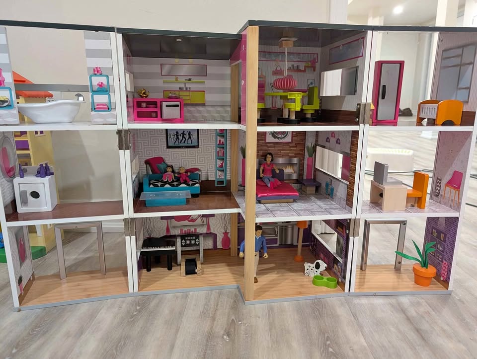 KidKraft Townhouse – Complete Set w/ Accessories