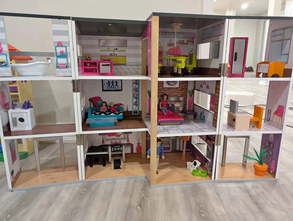 KidKraft Townhouse – Complete Set w/ Accessories thumbnail