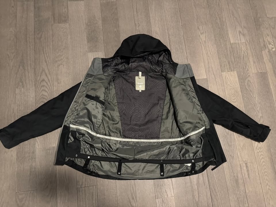 Bench Snowboarding Coat - Women's Size Medium - photo 3